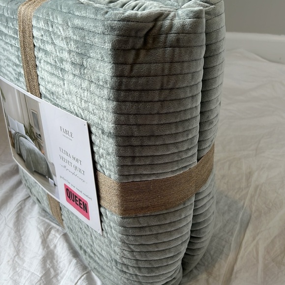 Fable Collection Ultra Soft Velvet Quilt Queen Bed Coverlet Smokey Jade NEW NWT - Picture 6 of 14